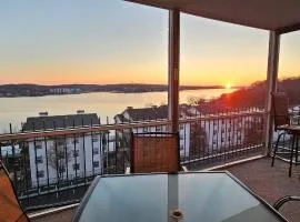 AMAZING LAKE VIEW! GORGEOUS SUNSET! ON MAIN CHANNEL! 3BR/2BA-SLEEPS 6-8