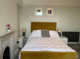 Central en-suite double room，位于普里茅斯的民宿