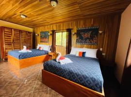 TucanTico Lodge ~ Casa # 3，位于蒙泰韦尔德哥斯达黎加的木屋