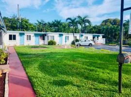 Hallandale Beach Motel with Free Parking and Full Kitchen ! No extra fees! Accepting CASH!