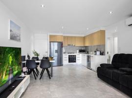 Chic Marina Escape，位于Sandstone Point的酒店