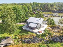 Awesome Home In Mellerud With Sauna，位于梅勒吕德的酒店
