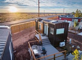 Cozy modern tiny home near ZION & private deck，位于Apple Valley的小屋