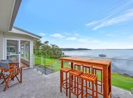 Lakeshore Retreat absolute Waterfront at Bolton Point，位于多伦多的度假屋