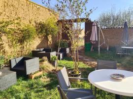 Las Hadas Albergue -solo para Peregrinos - Vegano -Bar，位于Reliegos的酒店