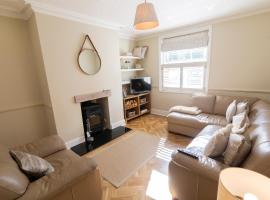 Mulberry Cottage - Cosy 3 Bed Cottage near Lytham Windmill，位于莱瑟姆-圣安妮的酒店