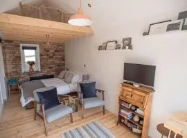 Cwtch, cozy studio, private, separate entrance.