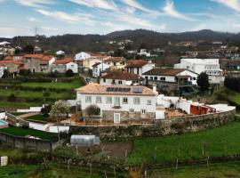 Coliving The VALLEY Portugal apartments with an office desk in each bedroom and a shared kitchen，位于瓦莱迪坎布拉的酒店