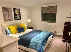 Gorgeous Cosy home 2 Miles from Heathrow Airport