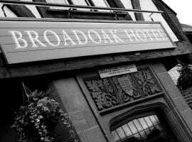 The Broadoak，位于阿什顿下安林恩的带停车场的酒店