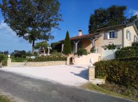 Maison de 2 chambres avec jardin a Lendou en Quercy a 7 km de la plage，位于Montlauzun的乡村别墅