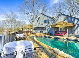 Stunning Southaven Estate Pool and Spacious Deck!，位于南海文的酒店