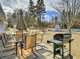 Mears Abode with Pool Access, Near Silver Lake!，位于米尔斯的酒店