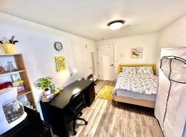 Micro Studio Apartment 10 Minutes Walk to University of Washington，位于西雅图的酒店