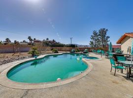 Spacious Apple Valley Home with Pool and Yard!，位于阿普瓦里的酒店