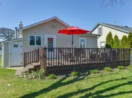 Cozy Villas Cottage with Deck, half Block to Beach!