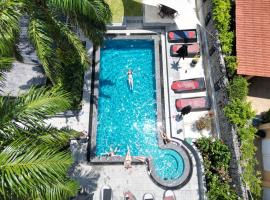 Baan Heaven / Patong Beach Pool Villa Sleeps up to 15，位于芭东海滩的家庭/亲子酒店