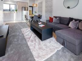 Modern 3 bed overlooking Hagley Park，位于基督城Hagley Oval Pavilion附近的酒店