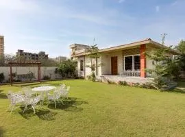 Inaayat Villa by StayVista - Luxe Retreat with Pool & Garden