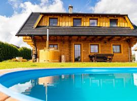 Drevenice Liptov - ski & hiking apartments，位于Lazisko的带泳池的酒店