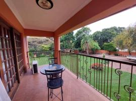 Contemporary spacious guesthouse surrounded with green garden and pool in Mount Pleasant - 2063，位于Kingsmead的酒店