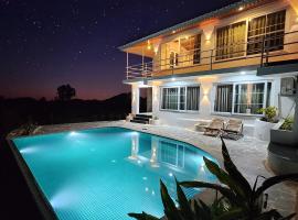 The Riverside Estate - 2Bedroom Private Pool Villa in Udaipur，位于乌代浦的乡村别墅