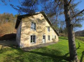 Lovely holiday home in Orval with garden，位于弗洛朗维尔的酒店