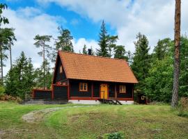 Genuine house on northern Gotland near Slite，位于Lärbro的酒店