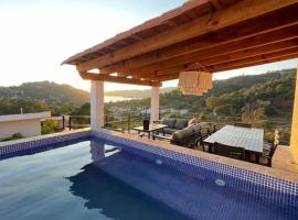 LUXO Casa en Valle de Bravo con jacuzzi y espectacular vista al lago，位于巴耶德布拉沃的酒店