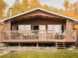 Cozy lake cottage，位于Wabamun的酒店