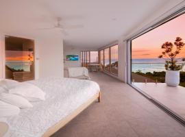 Coolum luxury apartment with king bed and ocean views，位于库鲁姆海滩的酒店