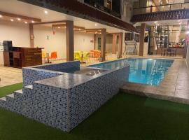 HOTEL CORDILLERA AZUL AGUAYTIA，位于Aguaytía的带停车场的酒店