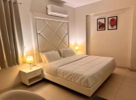 Celesto Luxury Residences by Chakola’s Hospitality，位于德里久尔的带停车场的酒店