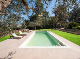 Spyrelia Villa with Private Pool & Outdoor Hot Tub，位于达西亚的乡村别墅