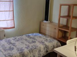 Habitacion individual en apartamento céntrico，位于马德里新普韦布洛附近的酒店