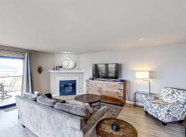 Lake Chelan Shores Sleek Stunner 19 to 4，位于奇兰的酒店