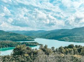 Luxury Villa Maslina with private pool & jacuzzi，位于Šćulci的酒店
