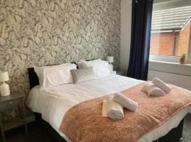 Modern cosy home sleeps 6 with parking nr Preston，位于莱兰的度假屋