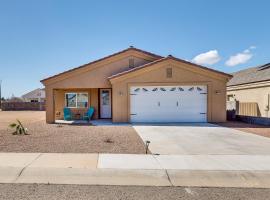 Kingman Getaway with Patio Near Route 66!，位于金曼的酒店