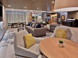 Fairfield Inn & Suites by Marriott Birmingham Colonnade，位于伯明翰高峰购物中心附近的酒店