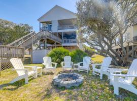 Waterfront Emerald Isle Home with Dock Access!，位于翡翠岛的酒店