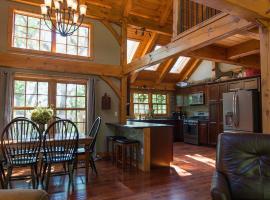 Persimmon Hollow with GameRoom，位于Blue Eye的酒店