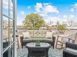 Rooftop Deck with Parking - 3 Blocks to KING