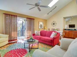 Close to Rehoboth Beach! Condo with Pool Access，位于柏斯海滩的分契式公寓