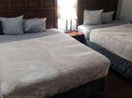 OSU 2 Queen Beds Hotel Room 136 Wi-Fi Hot Tub Booking，位于斯蒂尔沃特的酒店