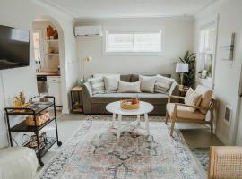 Charming Cuvée Cottage, 2 blocks to downtown!，位于Carlton的酒店