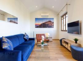 Villa d exception avec terrasse, jacuzzi, vue mer, parking, en plein cœur du village de Eze，位于艾日的酒店