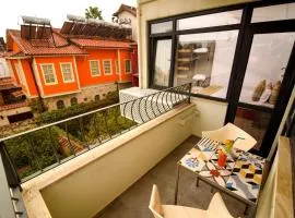 Cozy Flat with Balcony near Hadrian's Gate