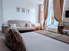 Logis Hotel La Tourelle du Beffroi，位于波旁朗西的酒店