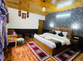 Hotel Hilltop At Mall Road Manali With Open Terrace，位于马拉里的豪华帐篷营地